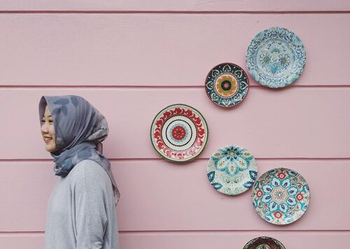 .Pinky Mood 💕..📸 : @hamdieko🏡 : @pavilion_19 #happyweekend #goodmorning #happymonday #pinkymood #plates #pinkywall #weekendmood #walldecor #pavilion19 #myhijup #lifestyleblogger #clozetteid #greypink #guesthousebandung #airbnbexperience