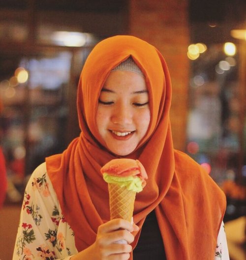 .
can you say no for gelato ? 🍦
.
.
📸 : @gulanyagulali 
#gelato #icecream #icecreamlovers #tempogelato #kulinerjogja #pistachiolover #hijabtravellers #travelblogger #lifestyleblogger #clozetteid