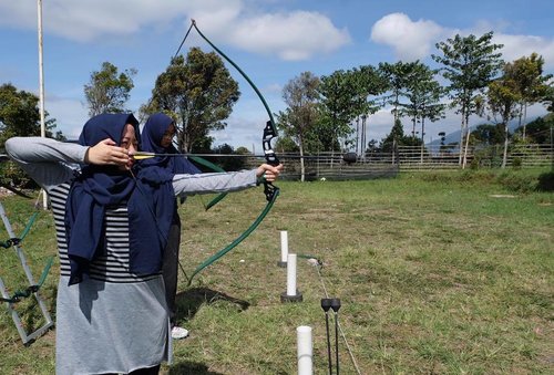 .
fokus ingga fokus!
.
archery lesson at @trizararesorts
---
#bloggerpower👊 #TrizaraResort #trizararesortslembang #travelblogger #bloggerlife #clozetteid