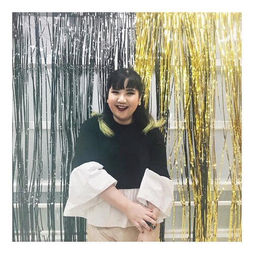 First picture in new office ✨🖤 still struggling to manage time between full-time job and content-creating 😞 hopefully I can master the time management efficiently soon 🙏🏻✨