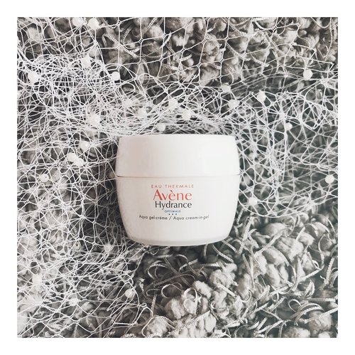 New moisturizer in town! Got this new Avène Hydrance Cream In Gel from @eauthermaleaveneindonesia & @clozetteid 😍 Read my full review on the blog, link is on bio ❤️
.
.
#avene #moisturizer #gelmoisturizer #blogger #indonesianbeautyblogger #clozetteid
