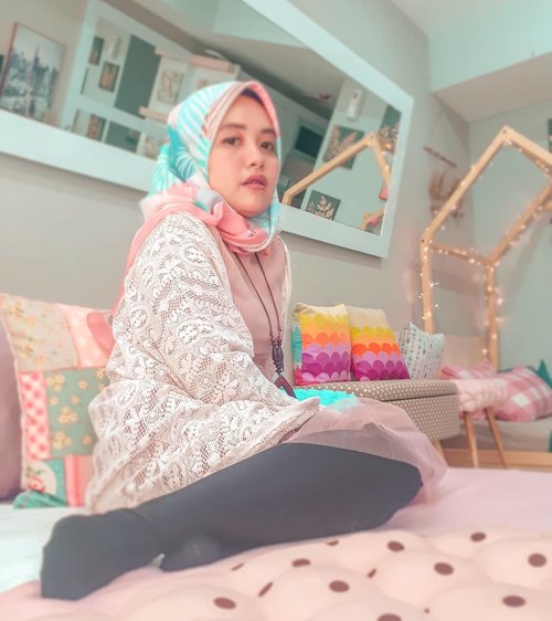 Lagi pemotretan legging wudhu. Karena bagian legging lebih jelas daripada bengeut urang.⁣⁣Difotoin buk manaher, Minda Soekoetjo @windanatalia85 ⁣⁣#ootd #bohemian #livefolk #vacation #instadaily #airbnb #staycation #happiness #hijabfashion #pastel #throwbackthursday #travelblogger #picoftheday #travel #pink #instatravel #hijab #girl #photoshoot #clozetteid #art #design #photooftheday #explorebandung #igers #photography #happy #throwback #bandung