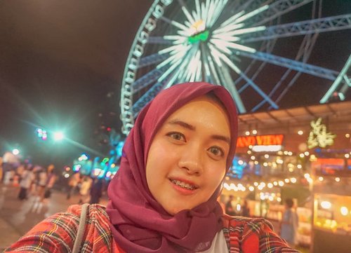 Ternyata aku pernah selfie di Asiatique Riverfront, semacam pasar malam sekaligus tempat favorit nyari oleh-oleh di Bangkok!⁣Padahal udah jarang upload foto malem-malem ya, walaupun mukaku hinyai dan capek, but I really love this vibes! Sumpah..bianglalanya keren banget. 😭⁣ ⁣#sky #clozetteid #girl #livefolk #vacation #instadaily #happy #bianglala #market #ootd #street #asiatique #travelblogger #picoftheday #travel #hijab #yolo #night #thailand🇹🇭 #photoshoot #weekend #light #happiness #photooftheday #explorethailand #visitthailand #photography #outdoors #throwback #bangkok