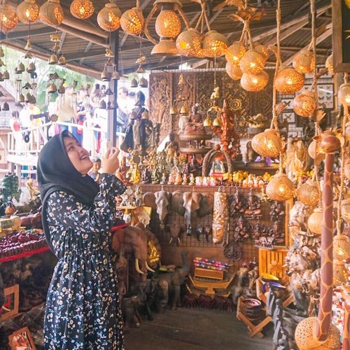Udah beberapa tahun ini nggak pernah beli baju lebaran. Selain karena tiap bulan kadang beli baju, aku lebih baik nabung buat liburan. Pokoknya mau ke Bangkok lagi tahun ini. Titik. 😂

PS: foto ini diupload ulang untuk keperluan menyamakan filter semata. 😁

#clozetteid #friends #girl #livefolk #vacation #instadaily #happy #floatingmarket #sky #lamp #pattaya #vintage #travelblogger #picoftheday #travel #hijab #yolo #bohemian #thailand🇹🇭 #photoshoot #tbt #smile #mountain #photooftheday #explorethailand #visitthailand #photography #outdoors #throwback #bangkok