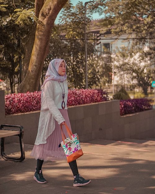 Udah pada beli perlengkapan lebaran belum, guys? ⁣⁣Aku dong udah punya tas gemas 'Raya Series' dari @someah_id buat lebaran nanti. Cucok banget buat dibawa salat ied. 😍⁣Difotoin @amelsg⁣⁣#girl #fashion #pink #someahlovers #hijabfashion #instadaily #nature #traveling #sky #park #wonderlust #throwbackthursday #travelblogger #picoftheday #skirt #bag #hijabstyle #hijab #photoshoot #indonesia #bandung #explorebandung #photooftheday #ootd #travel #photography #outdoors #throwback #clozetteid⁣⁣