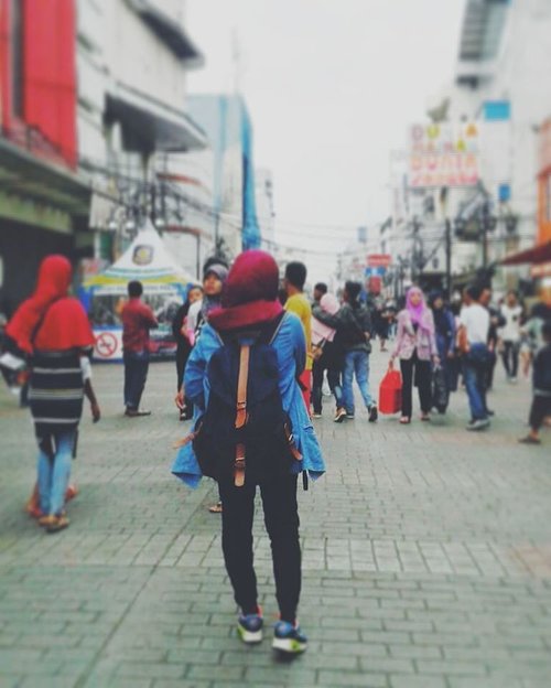 Pamer tinggi badan yang tida seberapa ini *krai*
.
.
.
.
.
.
.

#walk #hijab #bandung #blogger #igers #clozetteid #alunalunbandung #indonesia #likeforlike #like4like #city #outdoors #photooftheday #photography #picoftheday #vsco #vscocam #girl #street #happiness #bloggerlife #explorebandung #vscogood #building #shopping #instadaily #livefolk #throwback #tb #latepost