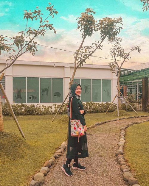 Happy weekend dari Lilis yang jalan-jalan ke Kota~⁣Sling bag by @someah_id ⁣Photo by @monstrgrm⁣⁣⁣#someahlovers #livefolk #vacation #instadaily #earth #traveling #nature #weekend #wonderlust #throwbackthursday #travelblogger #picoftheday #iphoneonly #pink #bandung #sky #hijab #photoshoot #indonesia #art #explorebandung #photooftheday #ootd #travel #photography #outdoors #throwback #park #clozetteid #girl