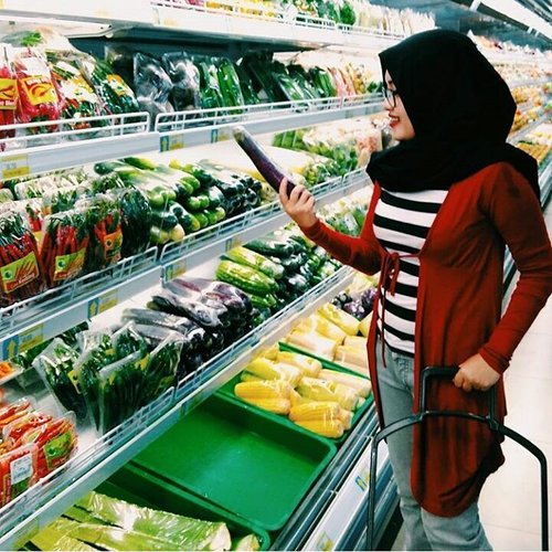 Mom : Nes jangan lupa beli 🍆 ya.. | me : OKE!
.
.
.
.
.
.
.

#vsco #vscocam #throwbackthursday #livefolk #vegetables #groceries #travel #blogger #shopper #instadaily #vscogood #green #earth #igers #hijab #tbt #girl #clozetteid #sunday #photoshoot #picoftheday #yolo #photooftheday #shopping #photography #outdoors #throwback #like4like #likeforlike #market