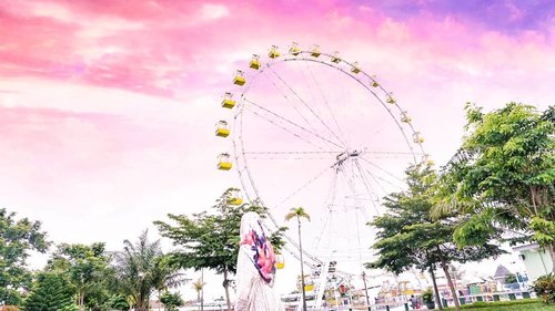 She's not tired. 😊#girl #sunset #pink #livefolk #vacation #instadaily #earth #traveling #sky #park #wonderlust #throwbackthursday #travelblogger #picoftheday #sonya6000 #bianglala #yogyakarta #quote #hijab #photoshoot #indonesia #blue #explorejogja #photooftheday #ootd #travel #photography #outdoors #throwback #clozetteid
