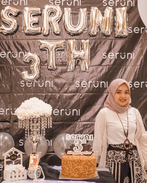 There are 2 types of family: ⁣
1. Family by blood.⁣
2. Family that you choose.⁣
⁣
Happy 3th birthday my @serunicreative!⁣
⁣
Decor by @alicepartyorganizer ⁣
Cake by @domenicake⁣
Venue by @harabandung ⁣
Also @minisoindo 🙈⁣
⁣
⁣
#happy #birthday #friends #livefolk #throwback #instadaily #office #wanderlust #party #design #white #monochrome #lifestyle #picoftheday #smile #hijab #blackandwhite #explorebandung #bandung #photoshoot #ahensilyfe #agencylife #digitalagency #photooftheday #clozetteid #cake #photography #happiness #serunicreative #friendship