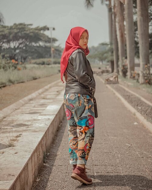 #OOTD hari ini dipersembahkan oleh: ⁣⁣⁣⁣- Muka dari lahir⁣⁣- Jaket kulit dari Garut⁣⁣- Celana dari China⁣⁣- Sepatu dari kemarin belum dicuci.⁣⁣- Hijab voal maroon super duper enakeun dari @by__elz ⁣⁣⁣⁣Btw, outfit favorit kalian apa nih? ⁣⁣⁣#hijab #tree #clozetteid #livefolk #travelblogger #instadaily #yolo #green #vintage #city #flowers #girl #instatravel #picoftheday #travel #travelgram #wonderlust #explorebandung #nature #photoshoot #traveling #visitbandung #sky #photooftheday #hijabfashion #throwbackthursday #photography #outdoors #throwback