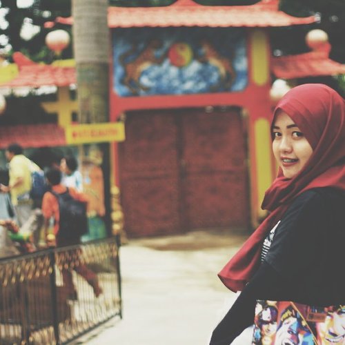 Waktu sedang menenangkan diri ke padepokan.Padepokan Lion. Singa depok eta mah, Malih!......#vsco #vscocam #vscogood #livefolk #travelblogger #instadaily #instagood #traveling #hijab #girl #clozetteid #throwbackthursday #malang #vintage #vacation #ootd #Indonesia #eastjava #exploremalang #photoshoot #igers #building #red #photooftheday #likeforlike #travel #photography #outdoors #throwback #like4like