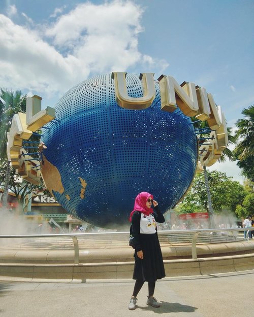 Ke 🇸🇬 demi foto sama UNI. 😑
.
.
.
.
.
.

#vsco #vscocam #vscogood #livefolk #vacation #instadaily #universalstudiosingapore #ootd #yoursingapore #girl #clozetteid #throwbackthursday #travelblogger #picoftheday #travelgram #singapore #lfl #exploresingapore #singapore #photoshoot #USS #visitsingapore #hijab #photooftheday #likeforlike #yolo #photography #outdoors #throwback #like4like