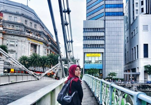 "Tolong jangan foto-foto saya dulu, muka saya udah hinyai gini.. Please, hargai privacy saya.." .
.
.
Kemudian digampar sama yang motretnya @swastika_anggi 😂

#vsco #vscocam #vscogood #livefolk #vacation #instadaily #happy #building #sky #nature #green #throwbackthursday #travelblogger #picoftheday #travel #travelgram #hijab #exploresingapore #singapore #photoshoot #street #visitsingapore #bridge #photooftheday #likeforlike #igers #photography #outdoors #throwback #clozetteid