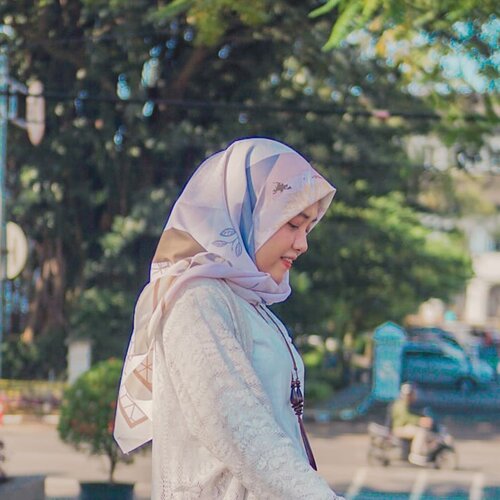 Pengen nanya nih: menurut kamu aku orangnya gimana? ⁣
⁣
PS: dilarang bawa-bawa menurut mas Anang di kolom komentar. Tengs⁣
⁣

#hijab #clozetteid #heritage #livefolk #travelblogger #instadaily #yolo #smile #vintage #city #street #green #instatravel #picoftheday #travel #travelgram #wonderlust #explorebandung #bandung #photoshoot #traveling #visitbandung #gedungsate #photooftheday #building #throwbackthursday #photography #outdoors #throwback #afternoon