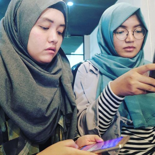 Kalo foto ini dijadiin meme:

N: Yu tau nggak caranya ngilangin lipetan dibawah dagu w ini?

K: wqwq. ntar w googling dulu.

N: Yauda w googling juga. Kalo nemu duluan langsung kasih tau y.

K: iye bawel lu.

N: K

K: Y .
.
.
.
.

#vsco #vscocam #vscogood #livefolk #meetup #instadaily #weekend #office #hijab #girls #clozetteid #throwbackthursday #travelblogger #picoftheday #agencylife #lfl #bandung #city #friendship #photoshoot #explorebandung #agency #friends #photooftheday #likeforlike #blogger #photography #indoor #throwback #like4like