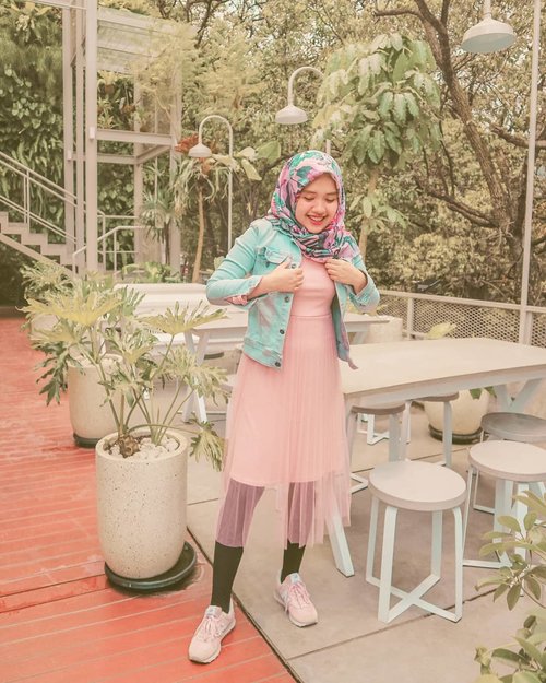 Ekspresi lo ketika bentar lagi THR-an ~#girl #sunset #pink #livefolk #smile #instadaily #earth #traveling #sky #park #wonderlust #throwbackthursday #travelblogger #picoftheday #sonya5100 #green #denim #hijab #photoshoot #indonesia #bandung #explorebandung #photooftheday #ootd #travel #photography #outdoors #throwback #clozetteid⁣⁣