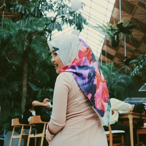 Udah nampak samping tetep nggak mancung juga. Besok coba lagi yha. Yha. 😂....#vsco #vscocam #throwbackthursday #livefolk #cafe #instagood #ootd #nature #clozetteid #wanderlust #world #sonya5100 #hijab #green #indonesia #tbt #selfie #girl #hijabfashion #photoshoot #picoftheday #bandung #photooftheday #travel #photography #outdoors #throwback #pastel #yolo #zayanahijab