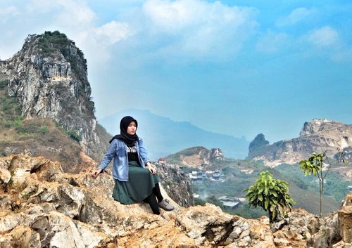 This view look like one of background on photo studio. 😂 
Taken by @thebeautraveler
.
.
.
.
.

#vsco #vscocam #exploreindonesia #livefolk #vacation #tree #traveling #afternoon #clozetteid #girl #world #stonegarden #earth #nature #instadaily #geopark #igers #travelgram #hijab #photoshoot #picoftheday #bandung #photooftheday #travel #photography #outdoors #throwback #green #sky #wesjava