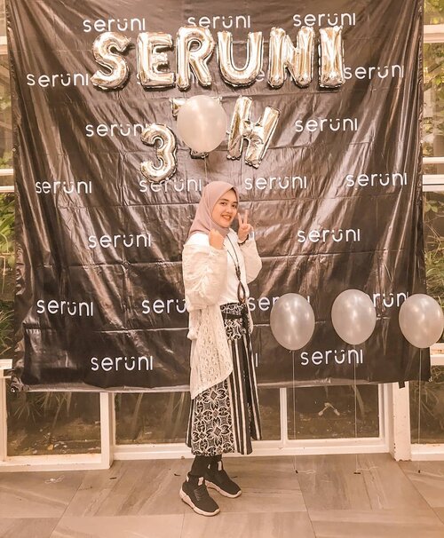 #ootd kali ini dipersembahkan oleh rok pasar klewer cuma 40rban aja. 😆Photo by bunda @malarea#happy #birthday #friends #iphoneonly #throwback #instadaily #batik #hijabfashion #party #design #white #monochrome #lifestyle #picoftheday #balloon #hijab #blackandwhite #explorebandung #bandung #photoshoot #ahensilyfe #agencylife #digitalagency #photooftheday #clozetteid #hijabstyle #photography #happiness #serunicreative