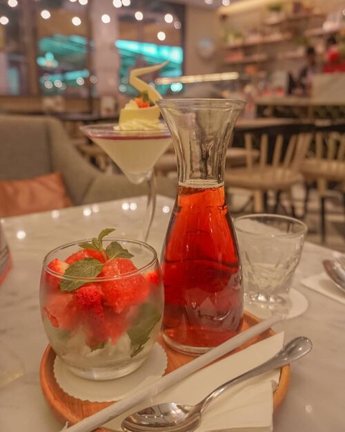 Nama: Nesa⁣
Zodiak: Gemini⁣
Warna Favorit: Orange⁣
Makanan Favorit: Kentang⁣
Minuman Favorit: Ice strawberry tea @bakerzinbdg ⁣
Motto Hidup: ยิ่งคุณไม่สนใจฉันมากเท่าไหร่⁣
⁣
⁣
#bakerzin #bakerzinbdg #food #livefolk #lifestyle #earth #eatery #foodie #breakfast #wonderlust #throwbackthursday #foodporn #picoftheday #happy #bandung #infobandung #red #photoshoot #indonesia #cafe #explorebandung #photooftheday #tea #travel #photography #kuliner #throwback #drink #clozetteid #strawberry