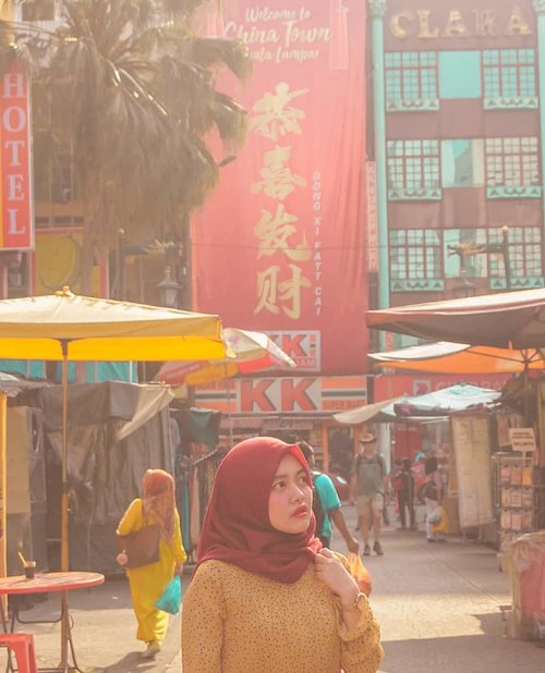 Kangen deh cari sarapan pagi-pagi di sini, yang ujungnya ke familymart juga beli odeng karena di sini banyak yang nda halal. 😂⁣
⁣
Happy weekend, dont forget to join #nesandragiveaway, guys!⁣
⁣
📷 : @dyahprameswarie⁣
⁣
#red #clozetteid #chinatown #livefolk #petaling #instadaily #yolo #street #vintage #city #wall #instatravel #picoftheday #travel #travelgram #wonderlust #exploremalaysia #kualalumpur #photoshoot #traveling #visitmalaysia #malaysia #photooftheday #building #weekend #photography #outdoors #throwback #blogger