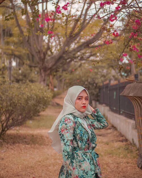 Nama: NesaPenghargaan: Pemenang angket terjutek seangkatan waktu di sekolah.Don't judge book by the cover. Gpp. Orang boleh bilang w jutek. Yang penting biuti insait, not outsait. 😂#hijab #tree #clozetteid #livefolk #travelblogger #instadaily #yolo #green #vintage #city #flowers #vacation #instatravel #picoftheday #travel #travelgram #wonderlust #explorebandung #nature #photoshoot #traveling #visitbandung #sky #photooftheday #building #throwbackthursday #photography #outdoors #throwback #tropical