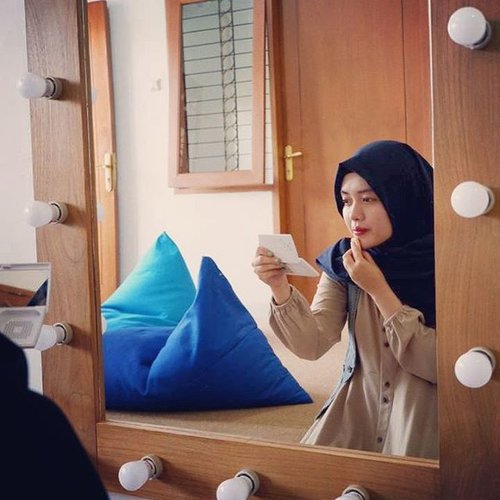 Setelah 2 tahun lamanya nggak pernah treatment.. Hari ini seneng banget bisa dapat kesempatan buat treatment wajah di @karadentaclinic , dari tempatnya aja udah cozy dan instagram-able gini ya.. Aku jadi nggak berasa lagi ada di sebuah klinik deh.. Mau tau apa aja treatment yang aku dapatkan? Besok yaa 🙏 .
.
.
.
.
.

#candid #blogger #beautyblogger 
#ootd #hijab #bandung #igers #treatment #indonesia #likeforlike #like4like #mirror #beauty #review #photooftheday #photography #picoftheday #vsco #vscocam #girl #tbt #photogrid #throwbackthursday #vscogood #throwback #happiness #clozetteid #karadentaclinic