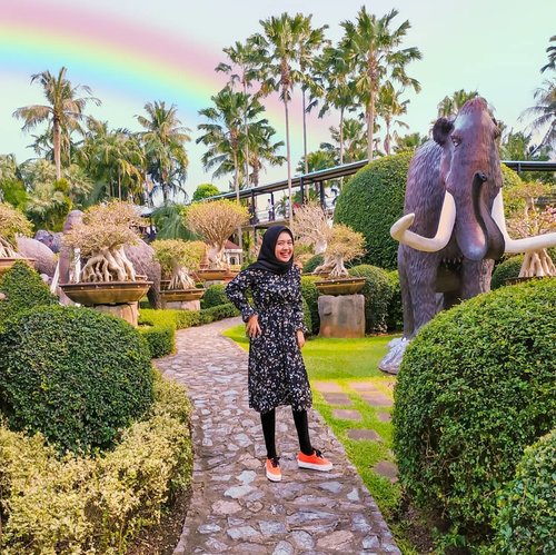 Senyum itu ibadah ukh, apalagi kalau tetep senyum habis check-out belanjaan dari Shopee. Maaf sekadar mengingatkan 🙏

#tree #green #rainbow #elephant #vacation #instadaily #blue #flowers #sky #nature #clozetteid #throwbackthursday #travelblogger #picoftheday #travel #pattaya #instatravel #nongnooch #thailand🇹🇭 #photoshoot #wonderlust #girl #thailand #photooftheday #explorethailand #igers #photography #outdoors #throwback #bangkok
