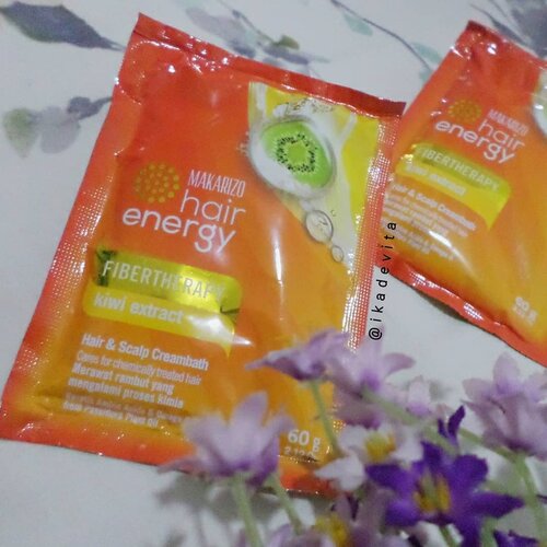 Sore semuaaa... Mau share salah satu produk kesukaanku nih. @makarizo.hairenergy Fibertherapy Kiwi Extract. .
.
Berhubung rambutku ini sering disemir, tentunya akan mengalami yang namanya kering dan susah diatur. Apalagi suka aku cepol di atas heheheh. Nah Makarizo ini salah satu produk yang aku suka banget.
.
.
Teksturnya creamy dan harumnya seger banget. Aku lebih suka menggunakan produk ini di batang rambut, setelah selesai keramas (sebagai conditioner). Setelah menggunakan produk ini,  rambut menjadi lembut dan halus. .
.
Sebenarnya ada packaging yang lebih kokoh dan lebih besar dari ini, namun karena aku suka kepraktisan sachet, aku lebih suka beli yang sachet heheheh. Semisal aku pakai produk lain dan ga cocok, aku selalu kembali ke Makarizo ini. .
.
Apa produk perawatan rambut favorit kalian?
.
.
.⠀⠀⠀⠀⠀⠀⠀⠀
.#rangerratjun #beautyrangers #beautyreview #beautygoersid #clozetteID  #indobeautygram #kbbv #beautycollabid #sociollablogger #haircare #스킨케 #뷰티리뷰 #스 #축축  #skincarereview #skincare  #clozetteid #beautyreviewers #myreview  #clozetteco #beautycrush #getitbeauty  #뷰스타그램 #뷰티스타그램  #뷰티 #뷰티리뷰 kk  #smartbeautycom #makeupincrime