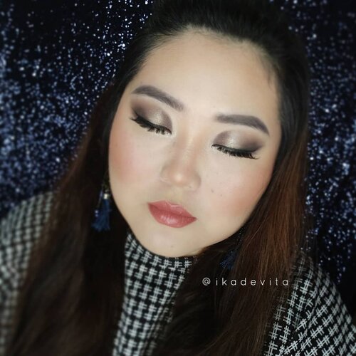 Hai manteman, gimana kabarnya? Jangan lupa makan malam yah. Dan tentunya jangan lupa mencuci tangan. Buat yang masih harus bekerja, semangat yah! ❤
.
.
Tutorial untuk eyelook ini ada di postingan sebelumnya ya. Eyeshadow by @mistine_official
.
.
Detail produk buat wajah akan menyusul 😘
.
.
.
stay safe everybody.
.
#beautyrangers  #clozetteid  #clozetteco #beautycrush #getitbeauty  #뷰스타그램 #뷰티스타그램  #뷰티 #beautygoersid  #makeup #beauty #instamakeup #인스타메이크업 #인스타뷰티  #메이크업 #인스타그램 #makeuplover  #💋 #👄 #립스틱 #💄 #메이크업그램 #메이크업스타그램  #👁 #👀 #rangerratjun