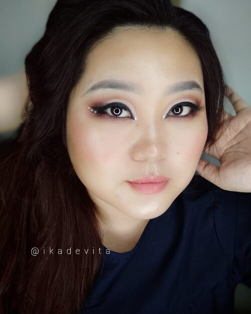 Mencoba Arabian Make Up look di mata kecilku. Glowingnya dari @urbandecaycosmetics shapeshifter. Akhir akhir ini lagi suka nyoba titik titik yang bikin make up jadi glowing wkwkwkwkwk. Oh iya, belajar contour juga. Namanya belajar, kalau ada salah salahnya harap dimaklumi yah. Kasi masukan boleh, buat perbaikan ke depannya. 🥰. . Ohya aku juga lagi baca tentang toxic positivity nih. Seru juga yah, aku awalnya pernah tau tapi semakin ke sini semakin aware aja. Kalau kalian, pernah dengar nggak dengan istilah toxic positivity? . . . . #arabianmakeuplook #arabianmakeup #learningmakeup #clozetteid #clozetteco #100haringontenwithibc #100daysofmakeup