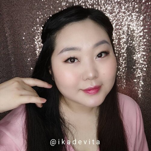 Hiyaaaa. Happy Vals's Day guysss!!Hari ini aku collab lagi ama @beautyversityid nih temanya "Glass Skin Make Up Look" udah bening belom hasil make up kami ?? 🙈Products:@dewycel_indonesia Cica Plus Balm + Turn On Cream + Super Cover Cushion@brunbrun_paris Cheek and Lips "Civilized"@mobcosmetic  Matic Eyebrow Pencil "Charcoal"@freshbeauty Lip Balm "Orchid"@focallurebeautyidNine color eyeshadowSwipe kiri untuk lihat hasil teman teman dari @beautyversityidYahhhh. #Beautyversityid #SweetLoveBVID #clozette #clozetteid #valentineday #happyvalentinesday #glassskin #glassskinmakeup #makeupcollaboration