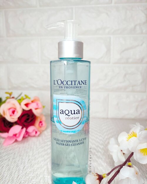 Hi all sudah beberapa lama ini aku pakai L’Occitane Aqua Réotier (udah habis separuh botol saking sukanya). Pembersih wajah ini berbentuk gel dan teksturnya lembut dan diperkaya dengan air Réotier yang kaya kalsium. 📑Product KnowledgeGel pembersih ini menghilangkan kotoran yang terkumpul sepanjang hari, termasuk sebum berlebih dan sisa riasan, tanpa mengeringkan kulit, membuatnya lembut dan nyaman. Kulit bersih dan segar kembali, warna kulit tampak segar dan bercahaya. Kandungan kalsiumnya yang tinggi membuat air yang luar biasa ini membantu kulit mempertahankan penghalang hidrasinya dan mempertahankan kelembapan.🚿My ExperienceGelnya transparan dan teksturnya lembut, saat diberi air dan digosok, dia berubah menjadi busa lembut yang teksturnya milky. Untuk menghapus make up, aku tetap melakukan double dan triple cleansing menggunakan make up remover dan micellar water agar lebih sempurna. Gel cleanser ini aku gunakan di tahap akhir dalam pembersihan wajah.💙Sabun pembersih ini membuat wajah aku jadi bersih cerah dan meninggalkan kesan tekstur wajah halus dan lembut. Aku suka dengan kemampuannya menjaga kulit tetap lembab, kenyal, tampak kencang tanpa menimbulkan rasa ketarik di wajah. Aroma alam yang segar membuat aku sangat menikmati mencuci wajah sambil sedikit memberi pijatan lembut. 💙Packaging:Botolnya bentuk pump dengan pengaman (dapat diatur buka tutupnya dengan cara diputar) dan berisi 195 ml cleansing gel💰Price:Produk ini dapat dibeli di website resmi, di gerai @loccitane_id terdekat atau di e-commerce dengan harga sekitar Rp. 380.000,-Adakah yang suka menggunakan cleanser ini? Share yuk pengalaman kalian di komen.#LOccitaneID #Heritage #Celebration #CultivatorsOfChange #LOccitane @loccitane #clozetteid