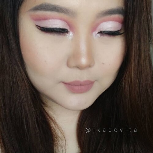 Latihan cut crease lagi setelah sekian lama. Masih berantakan dan kurang cocok buat tipe mataku.
.
.
 Beberapa waktu lalu sempat lihat mata @ling.kt dan dia buat cut crease yang buat matanya punya lipatan kelopak dan jadinya cantik banget. Nyoba niru cut creasenya dia tapi blum bisa heheheh.
.
.
.
Masih dirumah aja kan manteman?
.
.
.
 #ikadevitamakeupmilestone #rangerratjun #beautyrangers #beautygoersid #skincarereview  #kbbv #beautycollabid #sociollablogger #cutcrease #cutcreasemakeup  #morningroutine #skincare  #clozetteid  #clozetteco #beautycrush #getitbeauty  #뷰스타그램 #뷰티스타그램  #뷰티 .