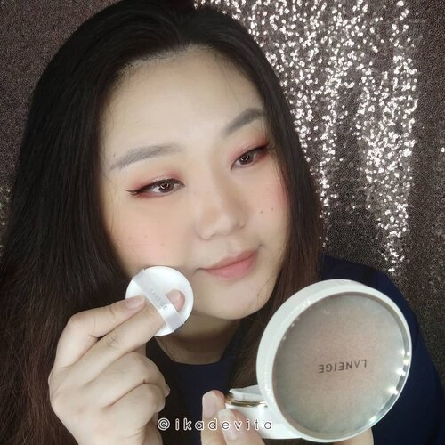 Hai teman-teman. Kalau bicarain make up instan biasanya aku akalin dengan pakai BB Cushion, karena selain dia praktis, aku ga pakai bedak pun ga masalah seharian. Nah salah satu cushion kesukaanku ialah @laneigeid BB Cushion Anti Aging ini. Aku pakai nomer 21 Beige. BB cushion ini mengandung SPF 50++ PA+++ dan bener bener stay seharian. Bahkan semakin lama digunakan, warnanya semakin menyatu dengan kulit sehingga hasilnya wajah jadi  glowing sehat dan segar, nggak kelihatan berdempul. Satu box dilengkapi 1 box beserta refil yang sudah terpasang di dalamnya, 2 puff dan refil cadangan, sehingga kalau refil pertama habis, kita hanya perlu melepas refil di wadah dan menggantinya dengan yang baru.  Biasanya aku pakai  cream contour  highlight dan cream blush on saat aku menggunakan cushion ini. Hasil make up jadi lebih smooth dan radiant. Apa trik dan siasat make up instan kalian? Share di komentar yuk ❤ #laneigebbcushion #laneige #laneigecushion #laneigeindonesia #femaledailynetwork #beautyjournalsociolla #clozette #clozetteid #라네즈  #반짝반짝눈이부셔