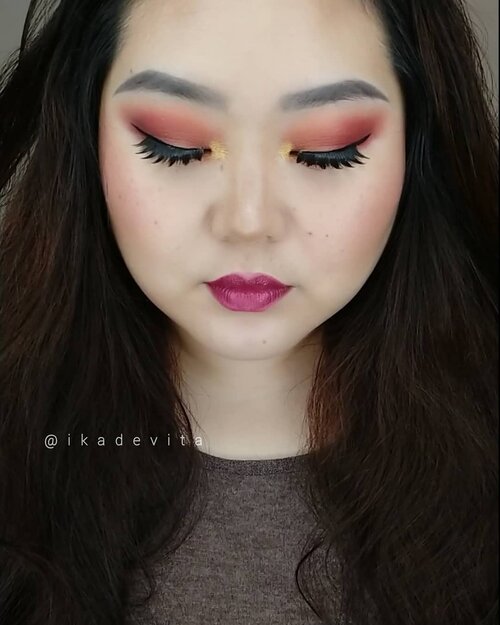 Selamat sore teman-teman. Gimana puasanya hari ini? Semoga semua lancar yahh 🙏
.
.
Mau evaluasi make up pakai @focallurebeautyid Everchanging Tropical Vacation palette minggu lalu yang ternyata banyak yang suka paletnya. Masih perlu banyak belajar ngeblending dan nyamain eyeshadow kanan kiri. Semoga kalian mau terus menemani proses belajarku ini ya 🙏. . . 
Products used in this pic:
 @mobcosmetic Pro Brow Matic "Charcoal"
@maybelline Fit Me Concealer "Fair"
@wardahbeauty Aqua Lash Mascara
@id.oriflame THE One Stylo Eye Liner black
Colourbox Pencil Liner . .  Giordani Gold Youthful Radiance Elixir Primer
@rosyrosa.indonesia Make Up Sponge
@oriflame Giordani Gold Long Wear Mineral Foundation "Light Ivory"
@byscosmetics
Creme Blush Palette "Petal Pathway"
@sephoraidn 8Hr Matifying Pressed Powder
@sephora Beauty Amplifier
@urbandecaycosmetics
Naked Skin Shapeshifter "Light Medium Shift"
@wardahbeauty Blush On C
@sephoraaus Rouge Matte "Rebel Chic"
. . . 
#beautyrangers  #clozetteid  #clozetteco #beautycrush #getitbeauty  #뷰티스타그램  #뷰티 #beautygoersid  #makeup #beauty #instamakeup #인스타메이크업 #인스타뷰티  #메이크업  #makeuplover  #💋 #👄 #💄 #메이크업그램 #메이크업스타그램  #👁 #👀 #rangerratjun #focallurebeautyid