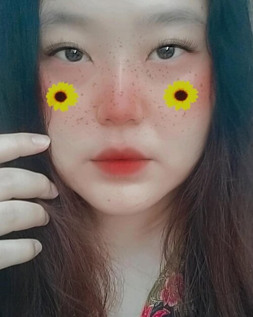 Karena nggak semua orang suka bermain make up dan terkadang, kita nggak punya cukup waktu untuk trial error make up. Tapi dengan banyaknya filter di instagram story, aku jadi suka coba-coba dan mendapat inspirasi make up. Seperti filter Helianthus by @jharnabhagwani ini. Simple tapi membuat aku berpikir bahwa ternyata make up pipi demam gini cute juga. 🌻🌻🌻Itulah sebabnya di instagram storyku suka sharing filter yang menurut aku bagus dan cute. Barusan aku berpikir apa kubuat highlightnya aja yah 🤔Anyway, selamat hari Rabu guys. Semongko. 🍉🍉🍉🍉🍉#clozetteid#clozette#instagramfilters #helianthus #chitchatika