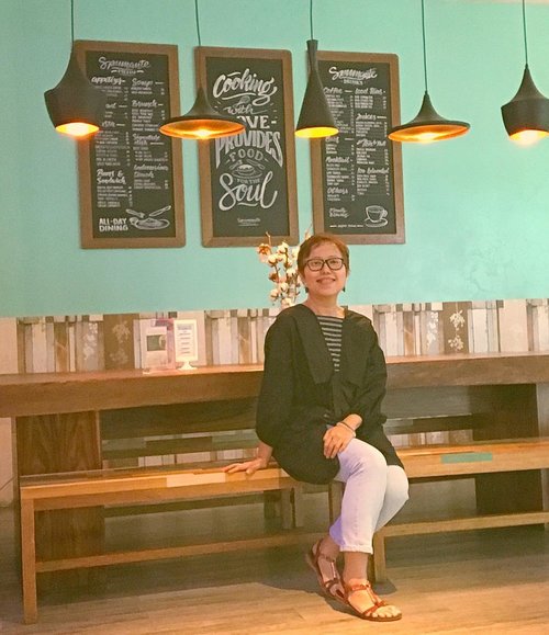 Life should be colorful but recently I would rather play safe with black top by @emmythee123 & jeans 😘 . Taking this pic at @spumantejkt , they have many cute spot for your #ootdpic 😊.
.
.
.
.
#clozetteid 
#46years 
#woman 
#singleton 
#ootd 
#lifestyle 
#lifestyleblogger 
#weekend 
#style 
#supportlocal 
#fashion