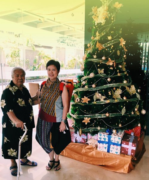 Strike a pose on #Christmas day with mom in front of #christmastree 😍 thanks to the kind staff @mercurejakartacikini ......#bajubedabydiah #clozetteid #clozette #mercurecikini #acolorstory #vsco #life #momanddaughter #fashion #ootd #ootdshare