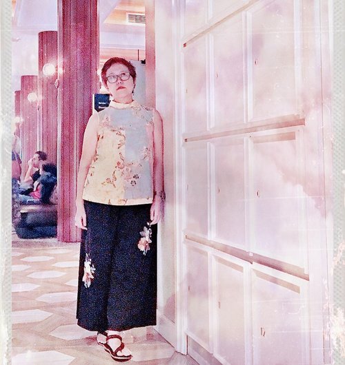 Trying to find every items or any supporting tools to take a selfie here at an old but renovated theatre. Heavily edited with #vsco then #snapseed and finally #hipstamatic 😚..........#clozetteid #ootd #lifestyle #lifestyleblogger #jakarta #cinema #outfit #45yearsold #outfitoftheday #weekend