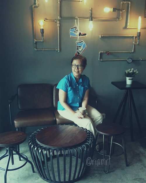Take a quick photo at coffee shop @kopikebut 😝 It's not a very spacious coffee shop but is okay I think to bring your work. They have another room for smokers. You can just sit here enjoying your coffee or non coffee have your me time. .
.
.
.
.
#ootd 
#officewear 
#clozetteid 
#kopi 
#coffeeshop 
#coffee 
#life 
#lifestyle 
#foodie 
#chocolate