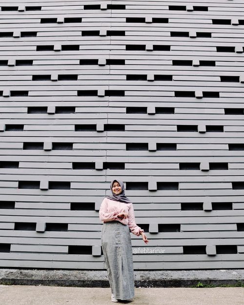 Kalian lebih suka warna basic (termasuk monochrome) atau warna pastel sih?⁣⁣⁣⁣Aku sendiri lebih suka warna basic polosan karena emang bisa di mix n match sama warna lain. Ini juga tertumben aku bisa pake warna pink 😁⁣⁣⁣⁣Polos dan basic itu abisnya keliatan simple tapi tetep chic 😆⁣⁣⁣⁣👚 by @hijabchic⁣⁣📷 by @muh_photos⁣⁣⁣⁣#febtarinarcom #hijabchic #fashionblogger #bloggerbandung #hijabbloggerbandung #bandunghijabblogger #bloggerperempuan #clozetteid #bccsquad #ootd #hotd #hijaboutfit #hijabfashion #hijaboutfitoftheday