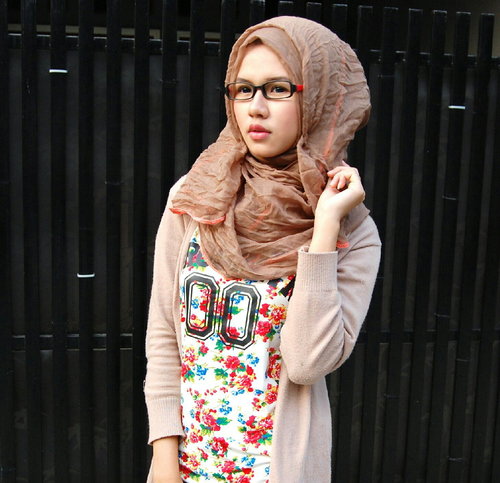 am I the on sexiest women in here? #ClozetteID #HOTDSeries2 #OOTD #ScarfMagz  my floral top #COTW