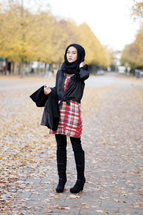 Tartan / plaid dress mixing black shirt. For you hijab style inspiration