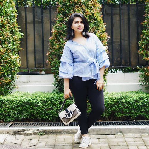Gingham this spring is a great alternative to florals! 🔵⚪️ This look is now 🔛the blog. Click the link on my bio to read the post. Happy Fri-Yay Insta fam! 😊
📷: @edijanwari .
.
.
.
.
.
#ootd #photooftheday #fashionblogger #igers #instadaily #mumbai #indian #jakarta #love #blogger #clozetteid #midwestbloggers #like4like #instafashion #igfashion #fashiongram #whatiwore #streetstyleindia #bloggersuperlooks #prettylittleiiinspo #styletip #lovesavy #stylecollective