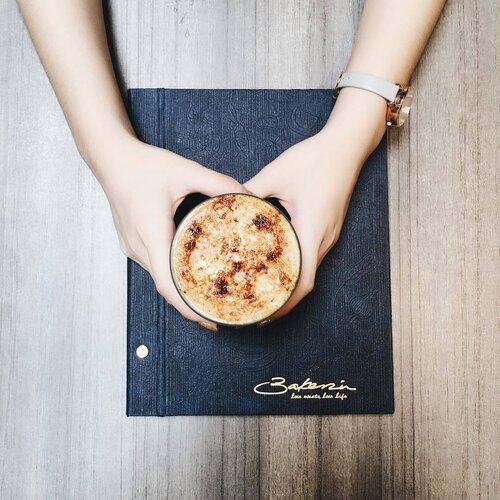 Café Brûlée ☕️ Trying out new coffee flavors is something I really like to do. This cup of coffee had the perfect blend of bitter coffee and sweet créme 😋#coffee #coffeeaddict #handsinframe .
.
.
.
.
.
#ootd #photooftheday #fashionblogger #igers #instadaily #mumbai #indian #jakarta #love #blogger #clozetteid #midwestbloggers #like4like #instafashion #igfashion #fashiongram #whatiwore #streetstyleindia #bloggersuperlooks #prettylittleiiinspo #styletip #lovesavy #stylecollective
