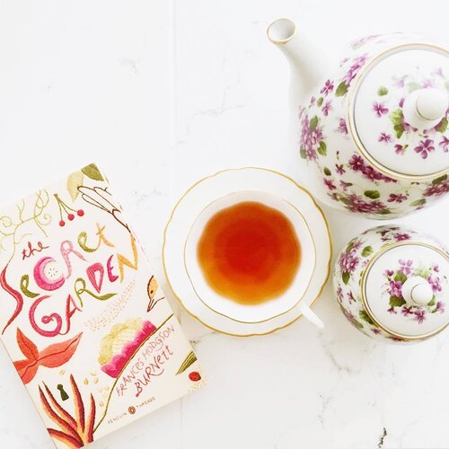 Sunday Mornings call for tea and a great read. Happy Sunday Insta fam! ☀️ #sundayfunday #sunday #flatlay .
.
.
.
.
.
#ootd #photooftheday #fashionblogger #igers #instadaily #mumbai #indian #jakarta #love #blogger #clozetteid #midwestbloggers #like4like #instafashion #igfashion #fashiongram #whatiwore #streetstyleindia #bloggersuperlooks #prettylittleiiinspo #styletip #lovesavy #stylecollective