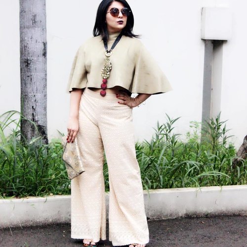 "You don't have time to be timid. You must be BOLD and DARING." HAPPY MONDAY loves!! This look will be up on the blog soon! Flared Crop Top + Palazzos (and my new haircut of course!) 💁🏻 #indonestyle
