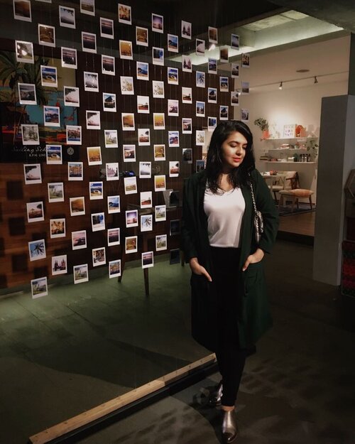 At the @instaxindonesia exhibition last week 🙌🏻📸 Loved how the artists made use of polaroids to show their artistic works! #instaxhibition .
.
.
.
#ootd #photooftheday #fashionblogger #igers #instadaily #mumbai #indian #jakarta #love #blogger #clozetteid #midwestbloggers #instafashion #igfashion #fashiongram #whatiwore #streetstyleindia #bloggersuperlooks #prettylittleiiinspo #styletip #lovesavy #stylecollective